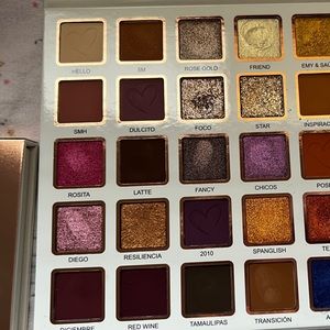 Esta nueva esta en su caja nunca ha sido abierta , tiene colores hermoso